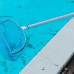 Как очистить дно бассейна без специального пылесоса