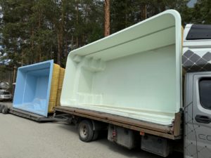 такими автопоездами приходят композитные бассейны