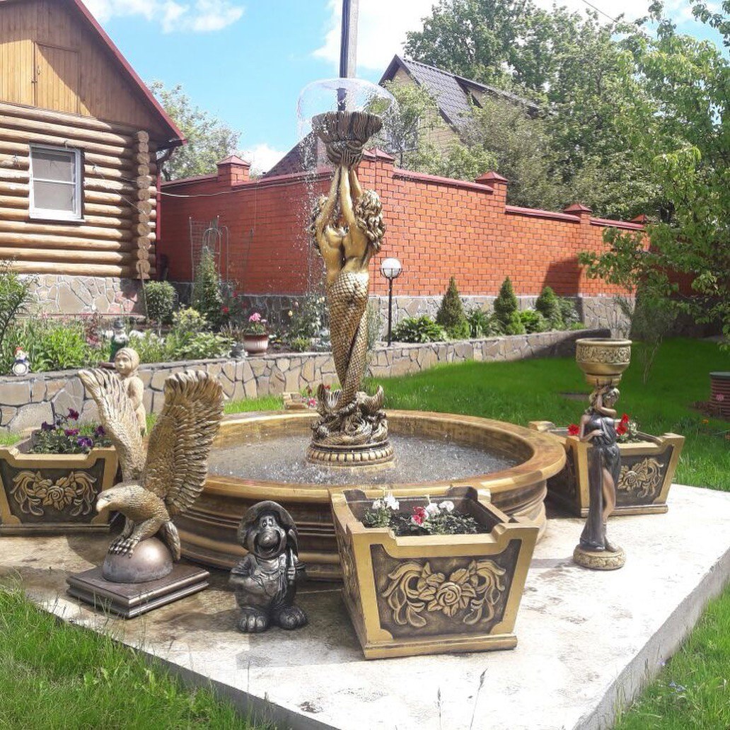 Фонтан Королевский с русалками и вазонами Фонтан Королевский с русалками и вазонами